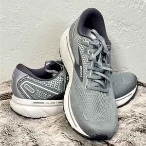 Brooks Men's Ghost 14 Neutral Running Shoe, worn one time excellent condition